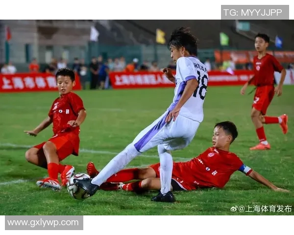 足球比赛激烈上演强强对决 两队为争夺冠军全力拼搏呈现精彩瞬间